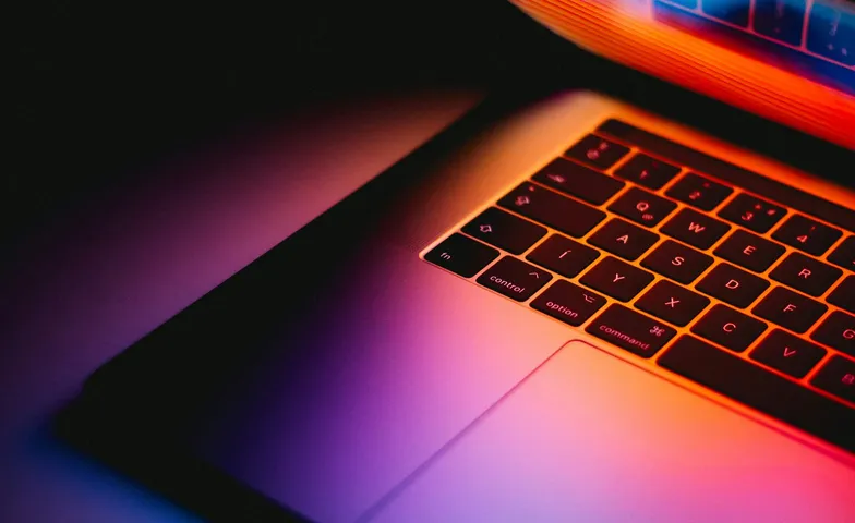 Laptop met kleurrijk verlicht toetsenbord