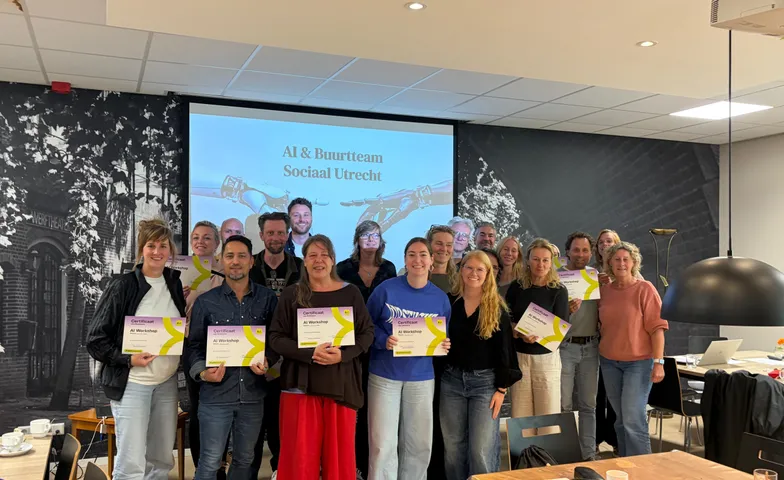 Groepsfoto van het Buurtteam Sociaal Utrecht met certificaten na de AI-workshop
