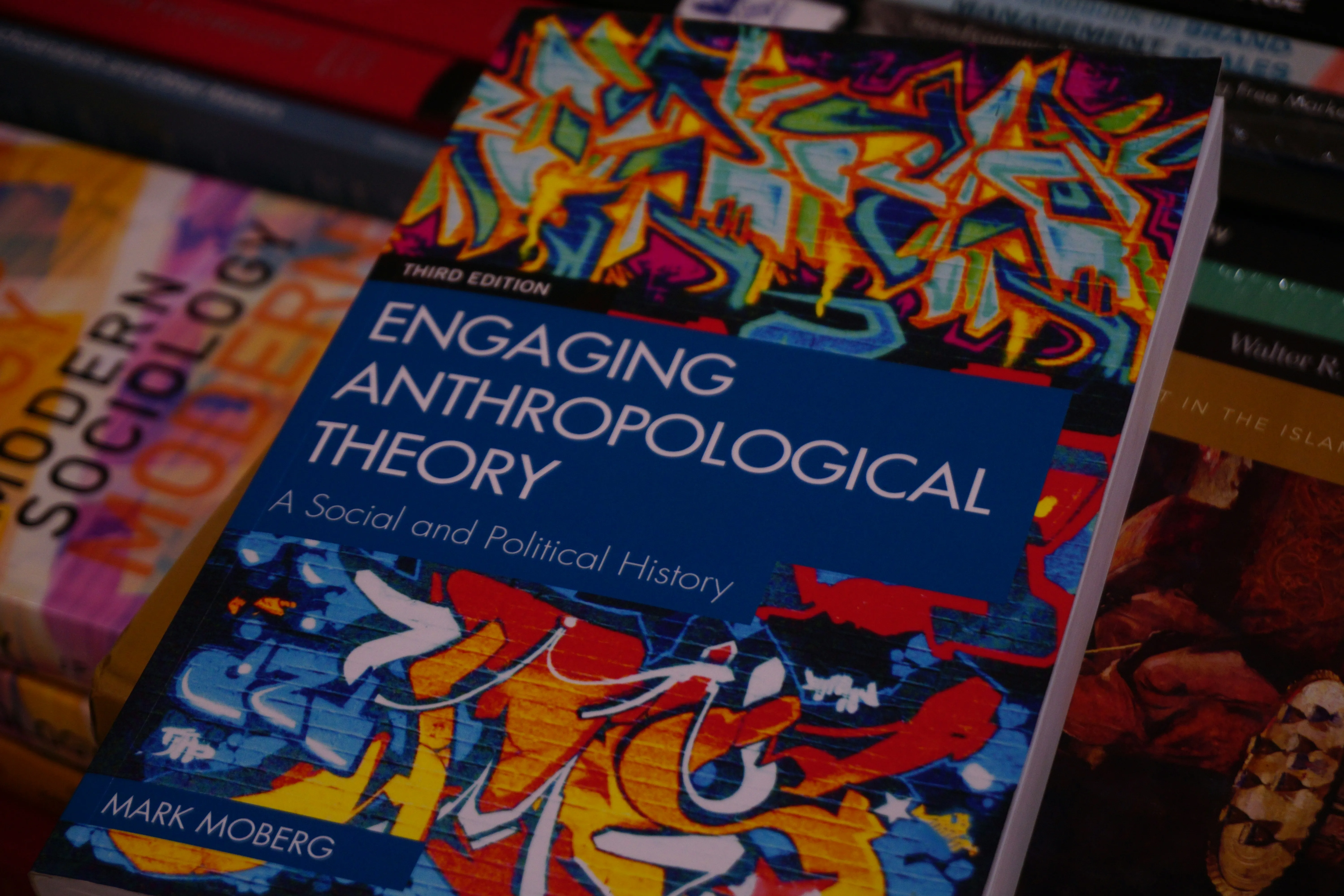 Boek 'Engaging Anthropological Theory' tussen andere sociologieboeken