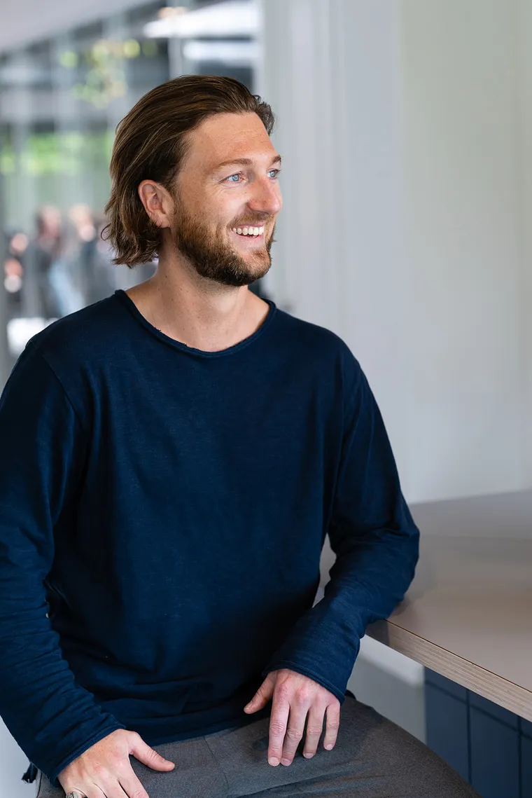 Nick van Brighthives, lachend op kantoor