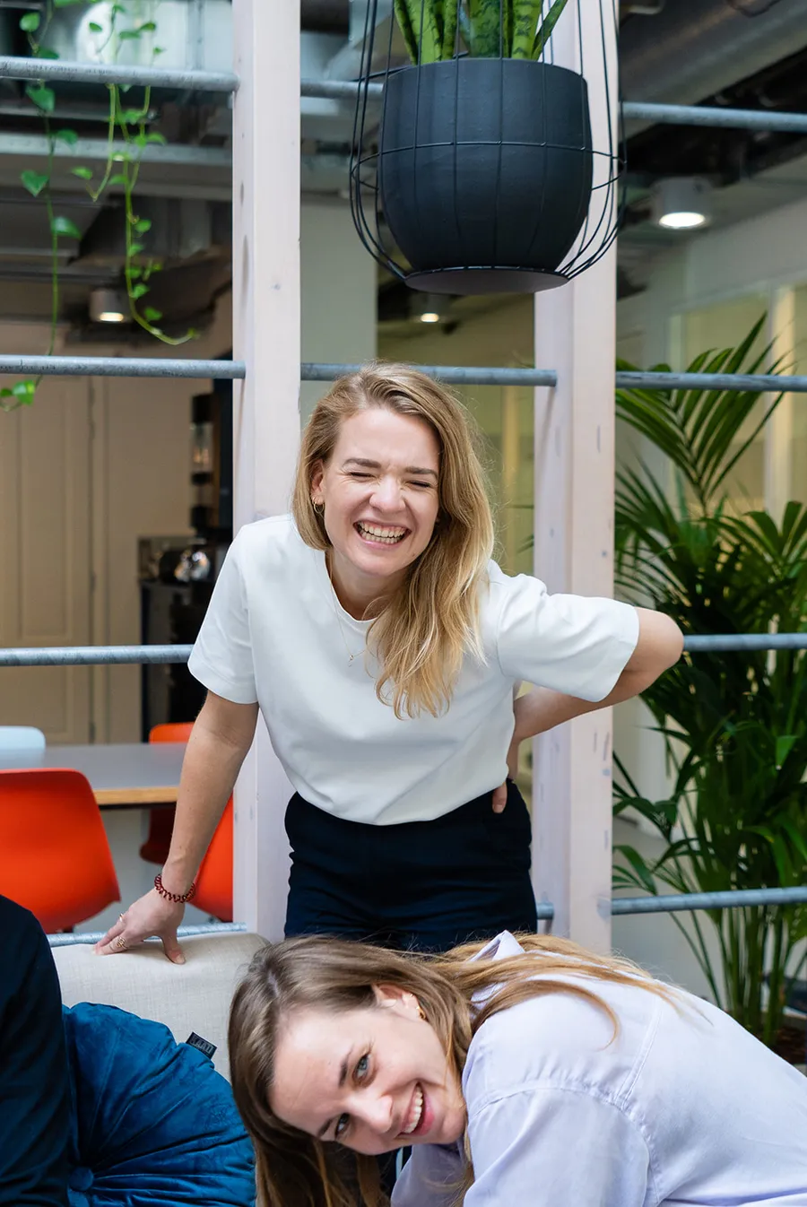 Collega's van Brighthives lachend op kantoor