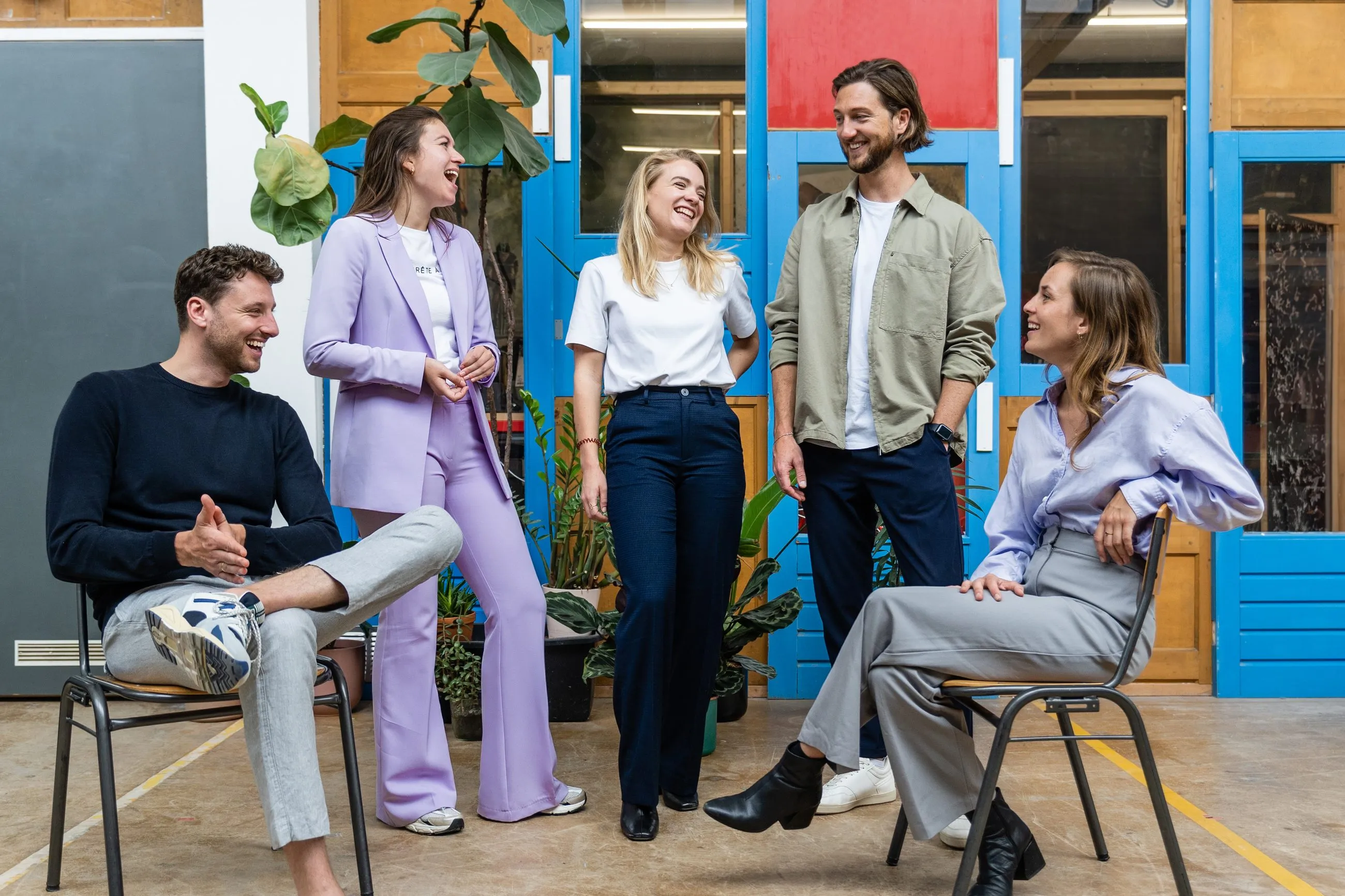 Het team van Brighthives lacht samen op kantoor